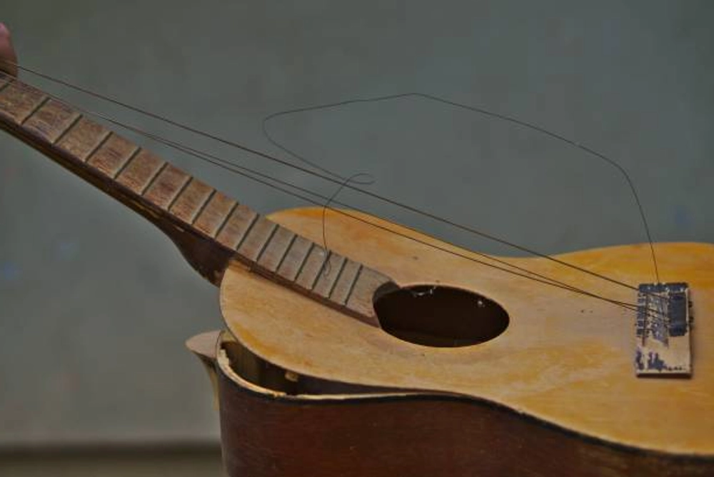 Acoustic Guiatr Collapse